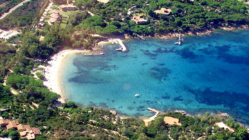 veduta cala suaraccia con spiaggia e dive center site